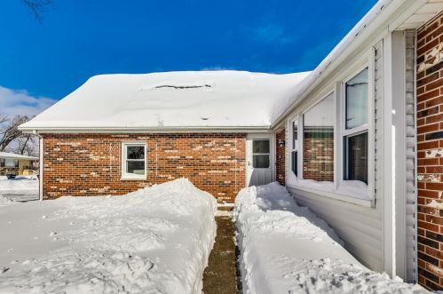 2253 Webster Ln, Des Plaines, IL 60018-2726