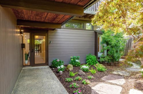1026 Metro Cir, Palo Alto, CA 94303-3835