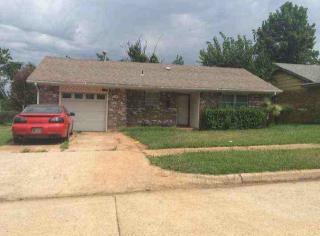 911 Woodlake Dr, Norman, OK 73071-6813
