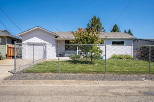 660 Hawthorne Ln, Willits, CA 95490-3321