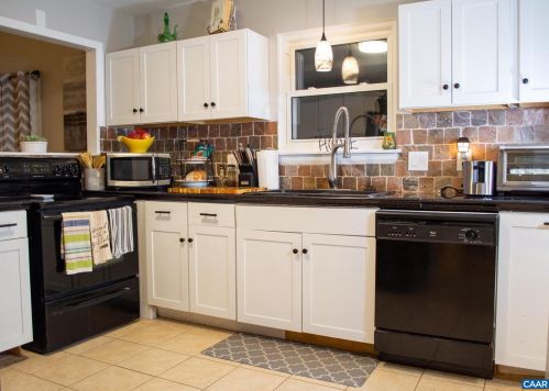 39 Forest Dr, Bybee, VA 22963-2115