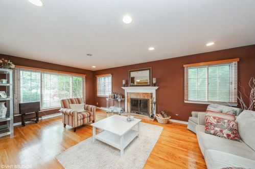 37 Forestway Dr, Bannockburn, IL 60015-4805
