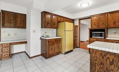 8401 Park Ave, Willowbrook IL 60527-6343 exterior