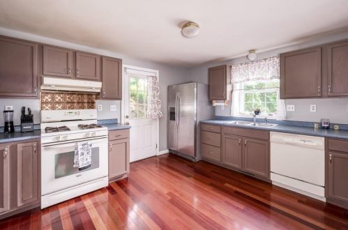 15 Intervale St, Nashua, NH 03064-2513