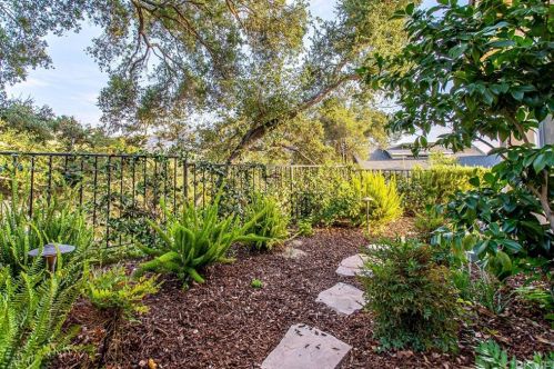 2010 Buckingham Pl, Glendale CA  91206-1401 exterior