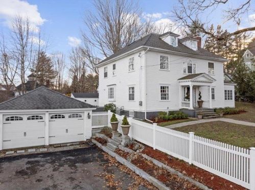 752 South St, Portsmouth, NH 03801-5419