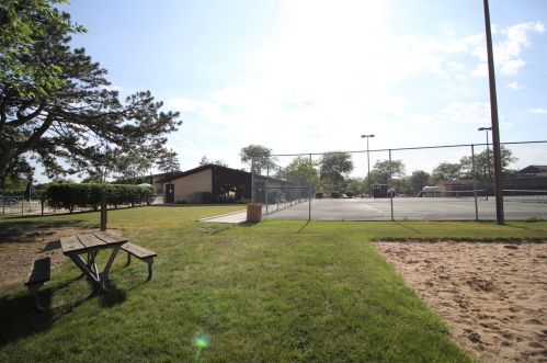 6158 Knoll Way Dr, Willowbrook IL  60527-2656 exterior