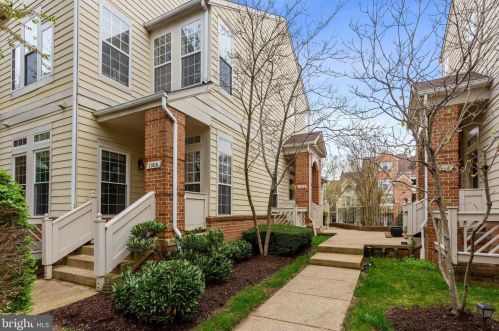 1308 Garden Wall Cir, Herndon, VA 20194-2028