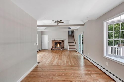8 Captains Watch, Huntington CT  06484-5914 exterior