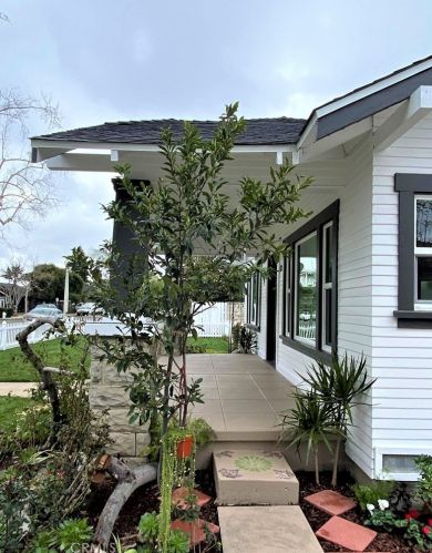 1020 Hickory St, Santa Ana CA  92701-6004 exterior