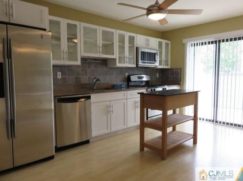 96 Linda Ln, Edison NJ  08820-4504 exterior