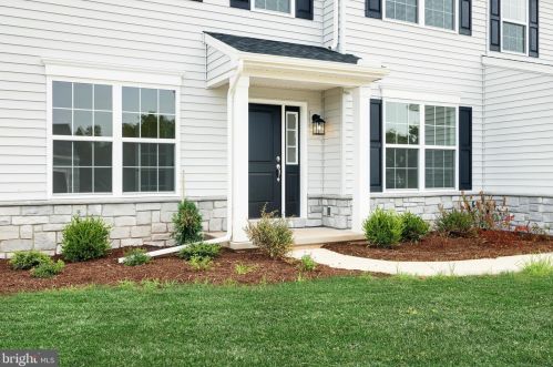 4068 Country Dr, York, PA 17315-3525