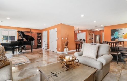 1112 Longmeadow Dr, Glenview, IL 60025-2559