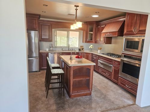 2174 Foothill Dr, Vista, CA 92084-5802