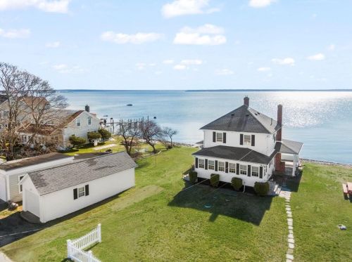 25 Sauga Ave, North Kingstown, RI 02852-4515