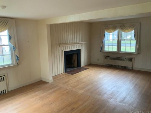 606 Maple St, Hartford, CT 06109-3734