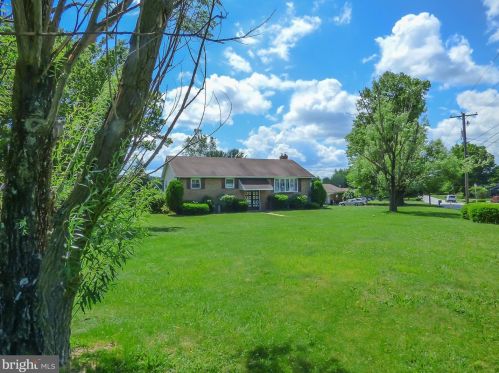 890 Witmer Rd, York, PA 17406-6140