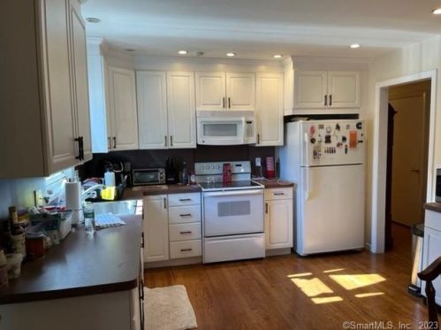 131 Strawberry Hill Ave, Norwalk CT  06851-5930 exterior