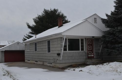 13 1st St, Lewiston, ME 04240-5716