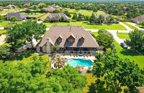 5040 Monroe Dr, Midlothian, TX 76065-7085