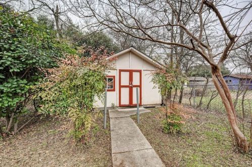 1617 Ashberry Dr, Austin TX  78723-1106 exterior
