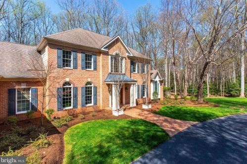 10355 Carol St, Great Falls, VA 22066-2910