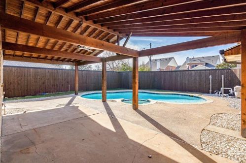 3817 Westminster Dr, Carrollton TX 75007-2465 exterior