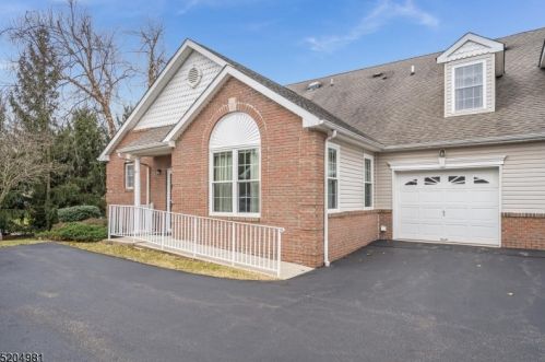 3 Indian Plantation St, Flemington, NJ 08822-6826