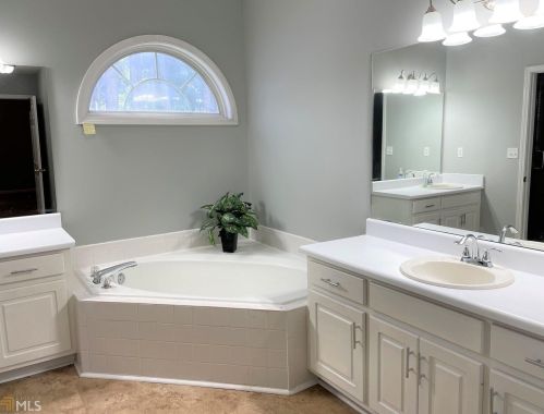 93 Pebble Creek Dr, Newnan, GA 30265-2773