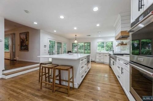 116 Yeoman Ct, Upper Saddle River, NJ 07458-1124