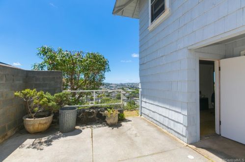 2021 Kakela Dr, Honolulu HI  96822-2158 exterior