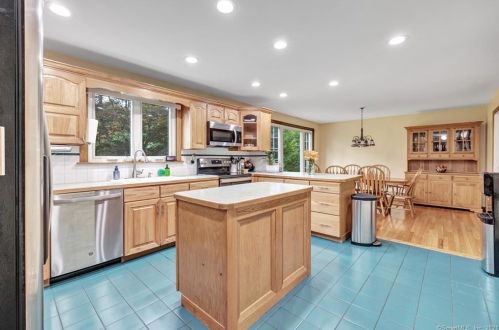 24 Morgan Dr, Wallingford CT  06492-2641 exterior