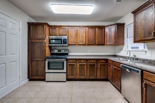 1612 Warren Ln, Fort Worth TX  76112-5723 exterior