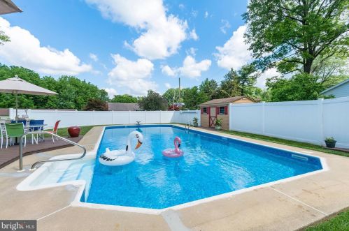 303 Devon Dr, Lancaster PA  17603-4609 exterior