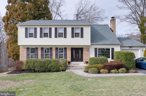 8018 Point Dr, Springfield, VA 22153-3024