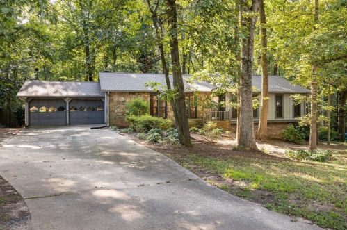 467 Hickory Hills Dr, Stone Mountain, GA 30083-4358