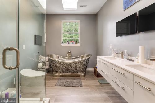 6803 Braddock Rd, Springfield VA  22151-3016 exterior