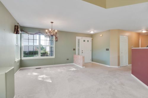 135 Fairfield Ln, Carol Stream, IL 60188-3063