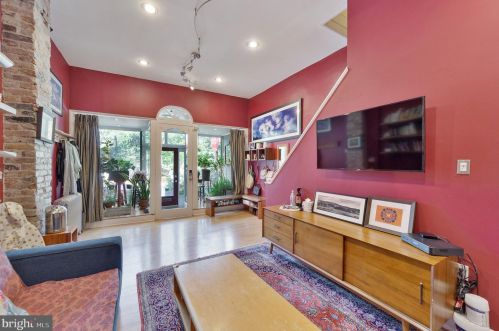 703 3rd St, Philadelphia, PA 19123-2903