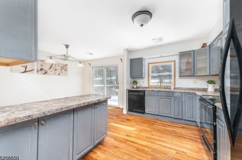 15 Adelphi Trl, Hopatcong, NJ 07843-1745