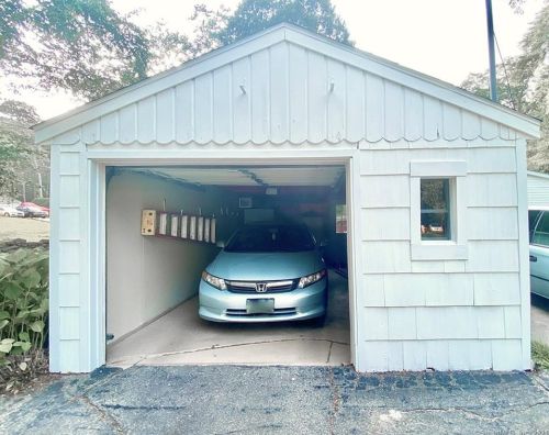 109 Avery Hill Rd, Gales Ferry, CT 06339-1010