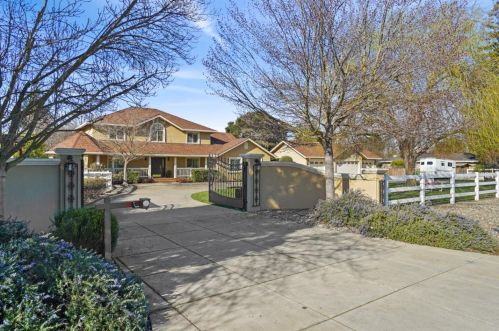 13345 Foothill Ave, San Martin, CA 95046-9667