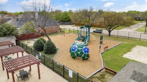 2117 Carnation Ct, Garland TX 75040-2805 exterior