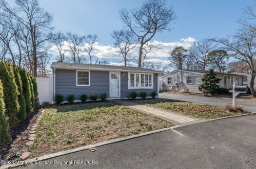 220 Laurel Dr, Berkeley Township, NJ 08721-1030