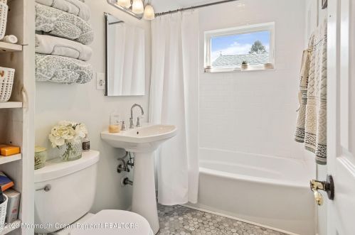 605 Front St, Tinton Falls NJ  07701-5515 exterior