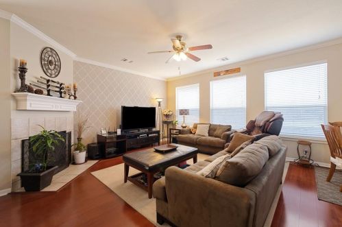 3921 Cyn Gln Cir, Austin TX  78732-2187 exterior