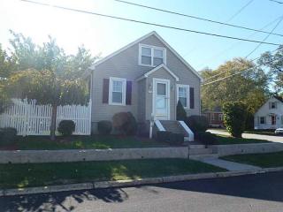 98 Vivian Ave, Pawtucket, RI 02860-3316
