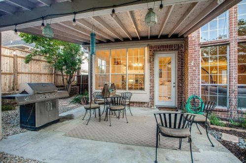 2561 Grn Oak Dr, Carrollton TX 75010-4221 exterior