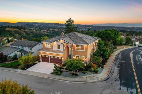 6001 Slopeview Ct, Hayward, CA 94552-1646