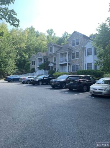 11 Hamburg Tpke, Kinnelon, NJ 07405-1512